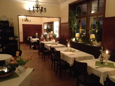 Ein Restaurant oder anderes Speiselokal in der Unterkunft Linde Restaurant & Hotel