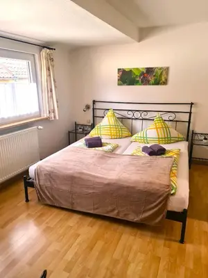 Ein Bett oder Betten in einem Zimmer der Unterkunft Gästehaus Zum Weinbauer