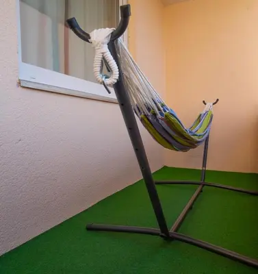 Das Fitnesscenter und/oder die Fitnesseinrichtungen in der Unterkunft Schöne 2 Zimmerwohnung mit UHD-TV, großem Balkon und Hängematte