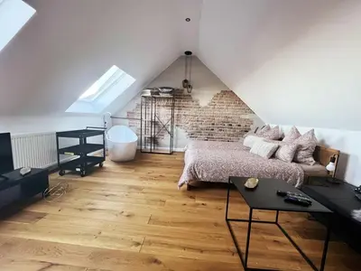 Ein Bett oder Betten in einem Zimmer der Unterkunft Ferienloft Ottos Werkstatt mit Saunafass