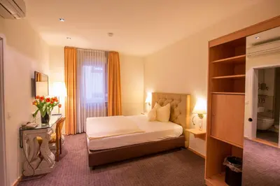 Ein Bett oder Betten in einem Zimmer der Unterkunft Hotel Heidelberger Hof