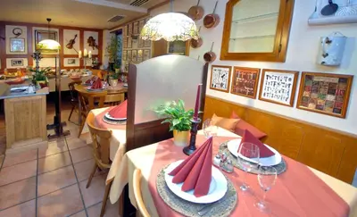 Ein Restaurant oder anderes Speiselokal in der Unterkunft Hotel Dalberg
