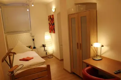 Ein Bett oder Betten in einem Zimmer der Unterkunft BudgetRooms - souterrain-private rooms & kitchen