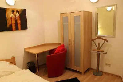 Ein Bett oder Betten in einem Zimmer der Unterkunft BudgetRooms - souterrain-private rooms & kitchen