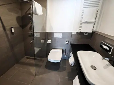Ein Badezimmer in der Unterkunft DORMERO Hotel Aschaffenburg