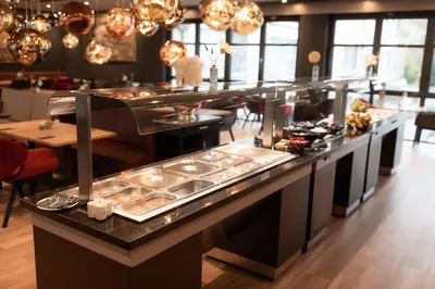 Ein Restaurant oder anderes Speiselokal in der Unterkunft PLAZA Premium Heidelberg