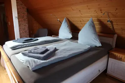 Ein Bett oder Betten in einem Zimmer der Unterkunft Kleine, gemütliche Dachgeschosswohnung