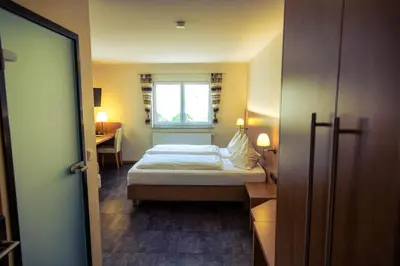 Ein Bett oder Betten in einem Zimmer der Unterkunft Hotel Cafe Kern