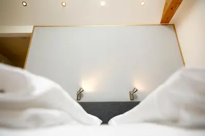 Ein Bett oder Betten in einem Zimmer der Unterkunft Landhotel Hofgut Battenberg