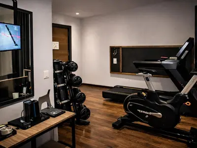 Das Fitnesscenter und/oder die Fitnesseinrichtungen in der Unterkunft DORMERO Hotel Rüsselsheim