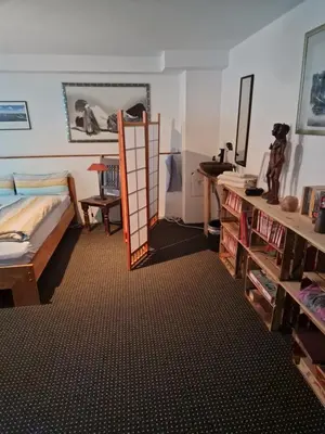 Ein Bett oder Betten in einem Zimmer der Unterkunft Großes gemütliches Zimmer mit eigener Dusche