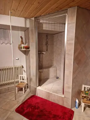 Ein Badezimmer in der Unterkunft Großes gemütliches Zimmer mit eigener Dusche