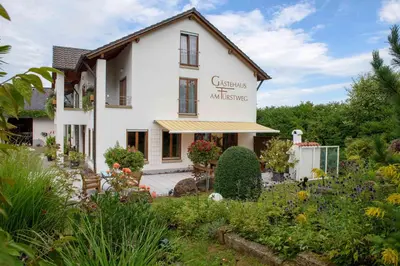 Ein Garten an der Unterkunft Gästehaus am Fürstweg