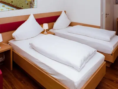 Ein Bett oder Betten in einem Zimmer der Unterkunft Gästehaus Eschers Eiswerk