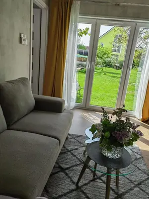 Ein Sitzbereich in der Unterkunft Gemütliches Landhauswohnen rent-by-seibold