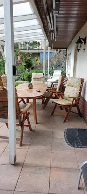 Ein Balkon oder eine Terrasse in der Unterkunft Tolle Untergeschoss-Wohnung für bis zu 5 Personen mit großem Garten und Terrasse