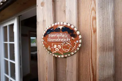 Ein Zertifikat, Auszeichnung, Logo oder anderes Dokument, das in der Unterkunft Gästehaus Großhöchberg ausgestellt ist