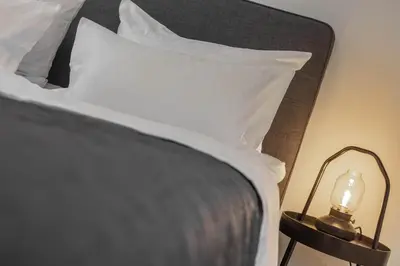 Ein Bett oder Betten in einem Zimmer der Unterkunft Acapella Suite Barcarolle 60qm, direkt am Weinberg, Altstadt, Netflix inklusive