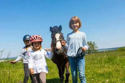Kinder, die in der Unterkunft Pferdehof Bischof übernachten