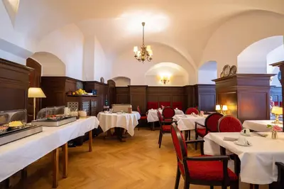 Ein Restaurant oder anderes Speiselokal in der Unterkunft Hotel zum Ritter St Georg - Oldest Residential Building in Heidelberg since 1592