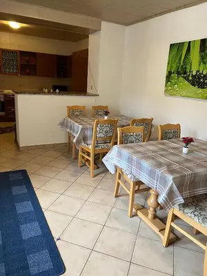 Ein Sitzbereich in der Unterkunft Ferienappartements Dolgesheim 5