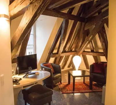 Ein Sitzbereich in der Unterkunft TRIP INN Kaiser Hotel & Restaurant Heidelberg-Schriesheim