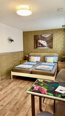 Ein Bett oder Betten in einem Zimmer der Unterkunft Gästehaus Grüner Baum