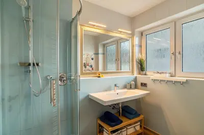 Ein Badezimmer in der Unterkunft Ferienwohnung am Enzufer mit Balkon in Bad Wildbad im Schwarzwald
