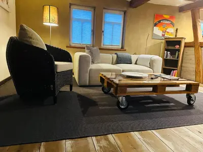 Ein Sitzbereich in der Unterkunft Studiowohnung im preisgekrönten Denkmal in Groß-Umstadt