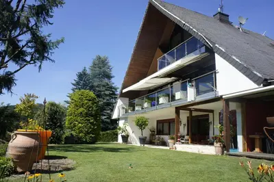 Ein Garten an der Unterkunft Ferienwohnung 4 Burg Freienstein Blick