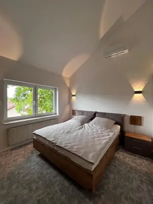 Ein Bett oder Betten in einem Zimmer der Unterkunft KLIMATISIERTE schöne 110 qm große moderne und helle Wohnung