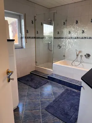 Ein Badezimmer in der Unterkunft KLIMATISIERTE schöne 110 qm große moderne und helle Wohnung