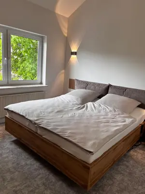 Ein Bett oder Betten in einem Zimmer der Unterkunft KLIMATISIERTE schöne 110 qm große moderne und helle Wohnung
