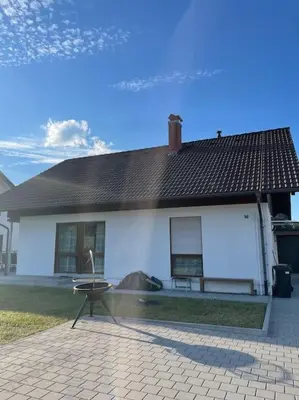 Das Gebäude in dem sich das Ferienhaus befindet