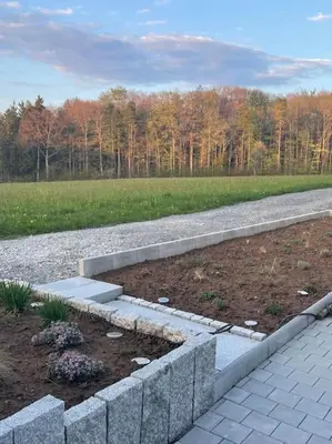 Ein Garten an der Unterkunft FERIENHAUS in der Natur