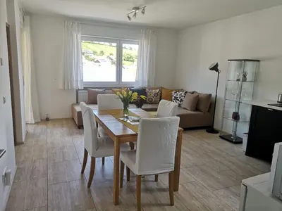 Ein Sitzbereich in der Unterkunft Ferienwohnung Sonnenberg an der Weinstraße