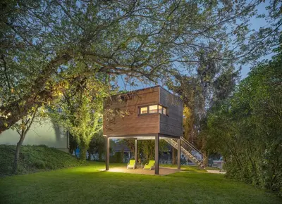 Ein Garten an der Unterkunft Baumhaus im Vogelgesang