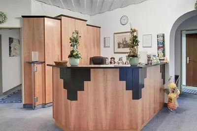 Lobby/Rezeption in der Unterkunft Hotel Hüttl