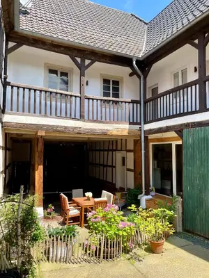 Das Gebäude in dem sich das Ferienhaus befindet