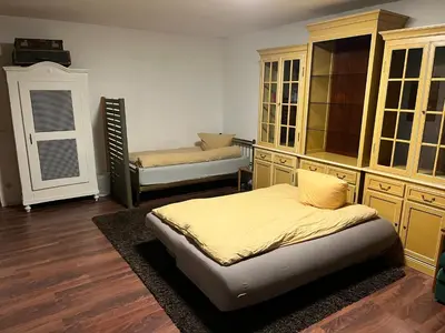 Ein Bett oder Betten in einem Zimmer der Unterkunft Apartment Rainer mit großen Parkplätzen vorm Gebäude