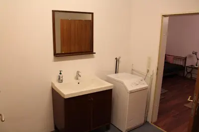 Ein Badezimmer in der Unterkunft Apartment Rainer mit großen Parkplätzen vorm Gebäude