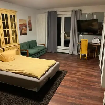 Apartment Rainer mit großen Parkplätzen vorm Gebäude