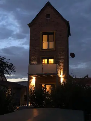 Das Gebäude in dem sich das Ferienhaus befindet