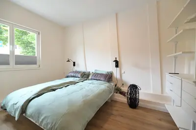 Ein Bett oder Betten in einem Zimmer der Unterkunft Das schiefe Haus - Wohnung 