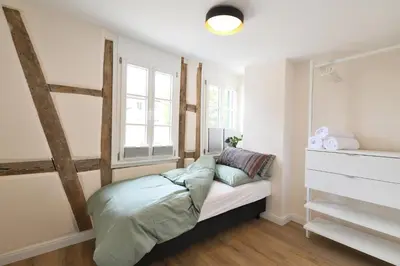 Ein Bett oder Betten in einem Zimmer der Unterkunft Das schiefe Haus- Wohnung 