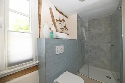 Ein Badezimmer in der Unterkunft Das schiefe Haus Wohnung St Peter