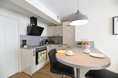 Küche/Küchenzeile in der Unterkunft Das schiefe Haus Wohnung St Peter