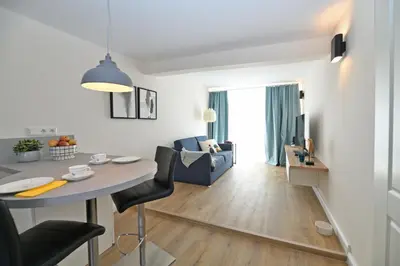 Ein Sitzbereich in der Unterkunft Das schiefe Haus Wohnung St Peter