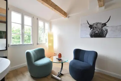 Ein Sitzbereich in der Unterkunft Das schiefe Haus - Wohnung 