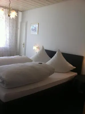 Ein Bett oder Betten in einem Zimmer der Unterkunft Gästehaus Ullmannshof